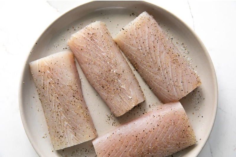 Mahi-Mahi-sas-sos-ot-limonovo-maslo-v-chugunen-tigan